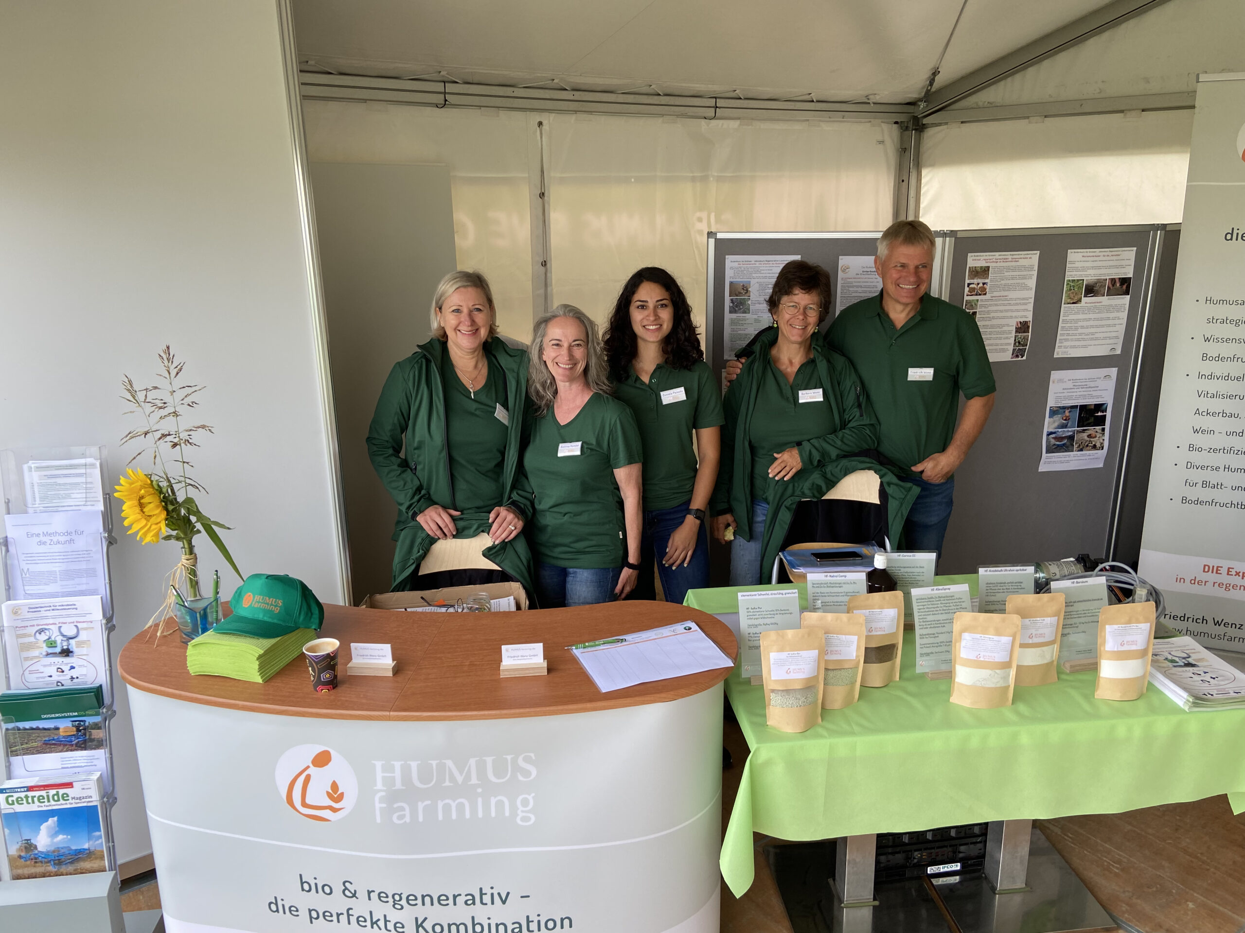Team Humusfarming Freidrich Wenz auf einer Messe am eigenen Stand